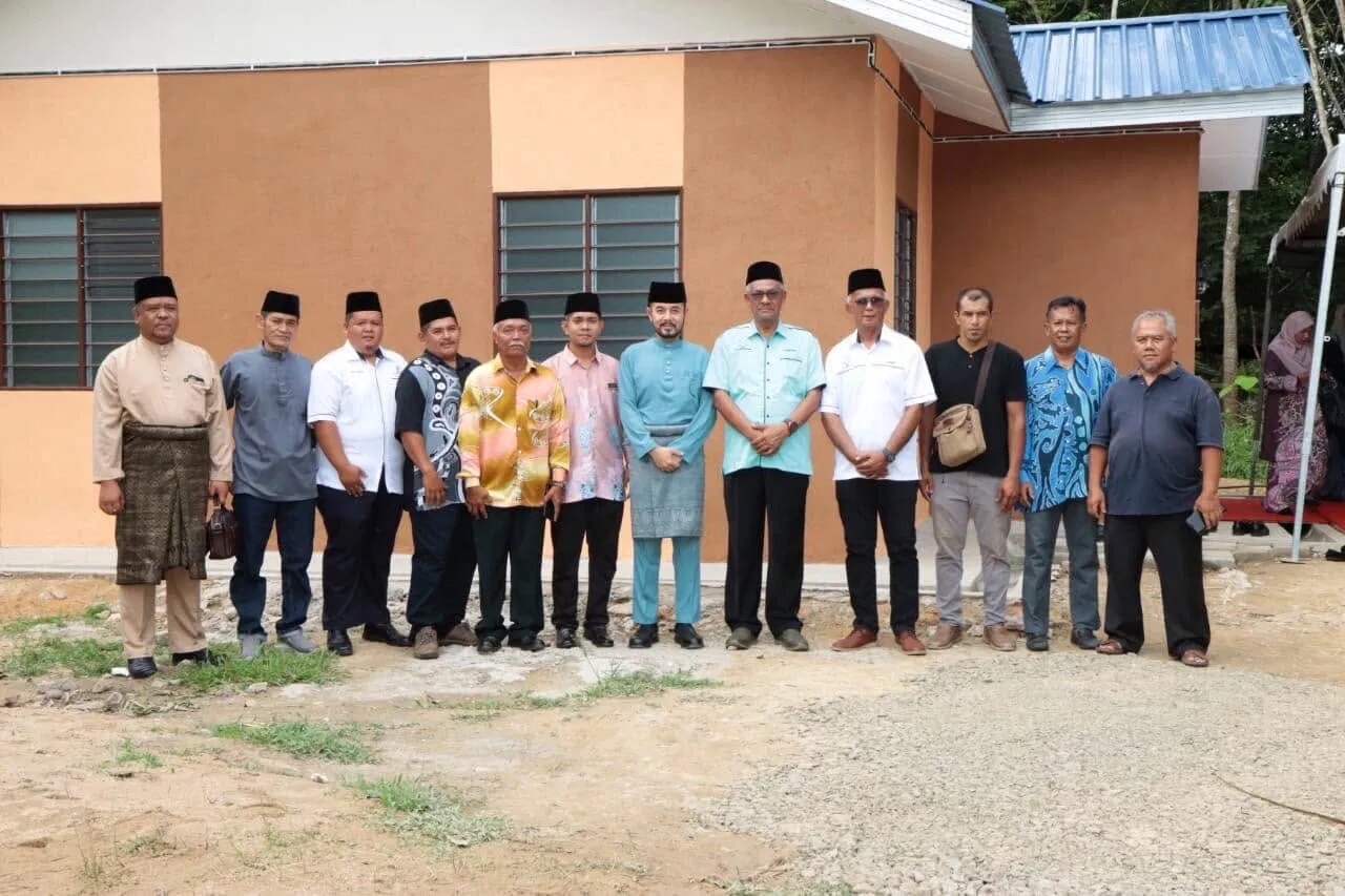 Barisan jemputan dan penggerak komuniti di tapak laman.