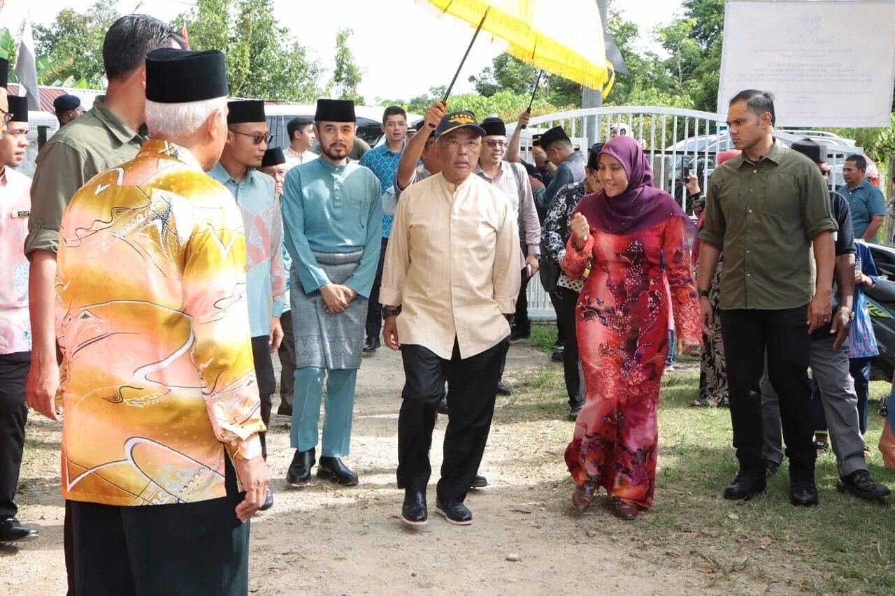 Keberangkatan diraja ke tapak, diiringi payung kuning.