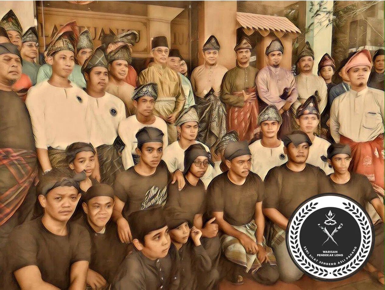 Gambar arkib warga perguruan berpakaian tradisi lengkap.